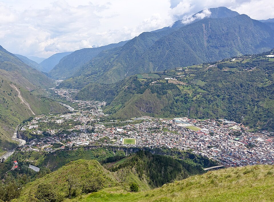 Baños de Agua Santa desde el noroeste, con el valle alrededor