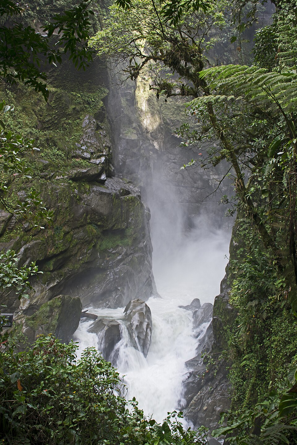 La cascada del Pailón del Diablo vista desde abajo