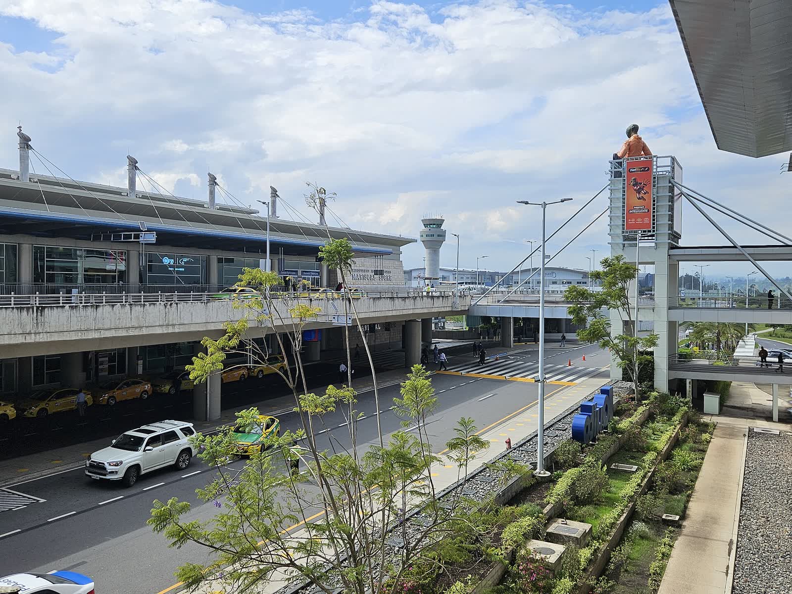 La terminal del aeropuerto Mariscal Sucre de Quito, con taxis en la vía de acceso